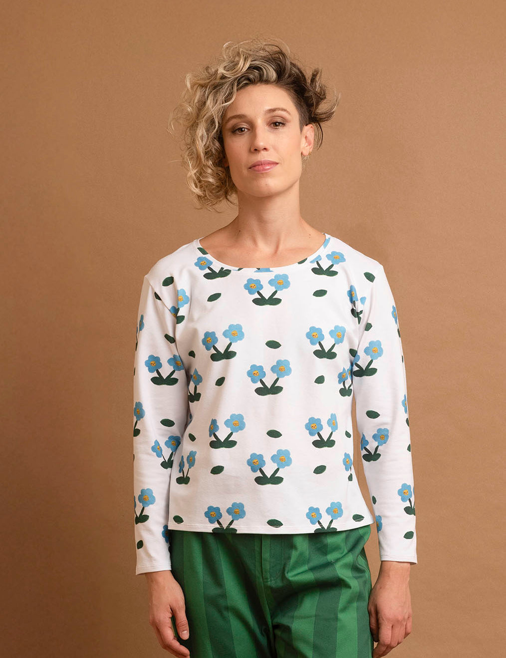 Camiseta blanca mujer estampado floral diseño sostenible Junito's Closet