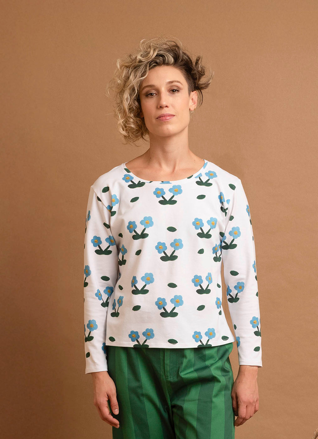 Camiseta blanca mujer estampado floral diseño sostenible Junito's Closet